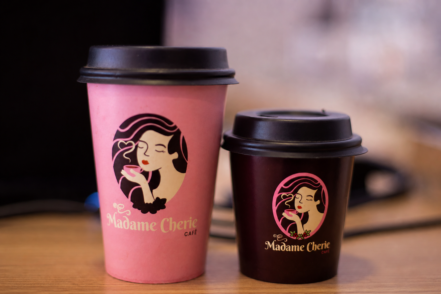 Ambiente romântico e instagramável da Madame Chérie Café