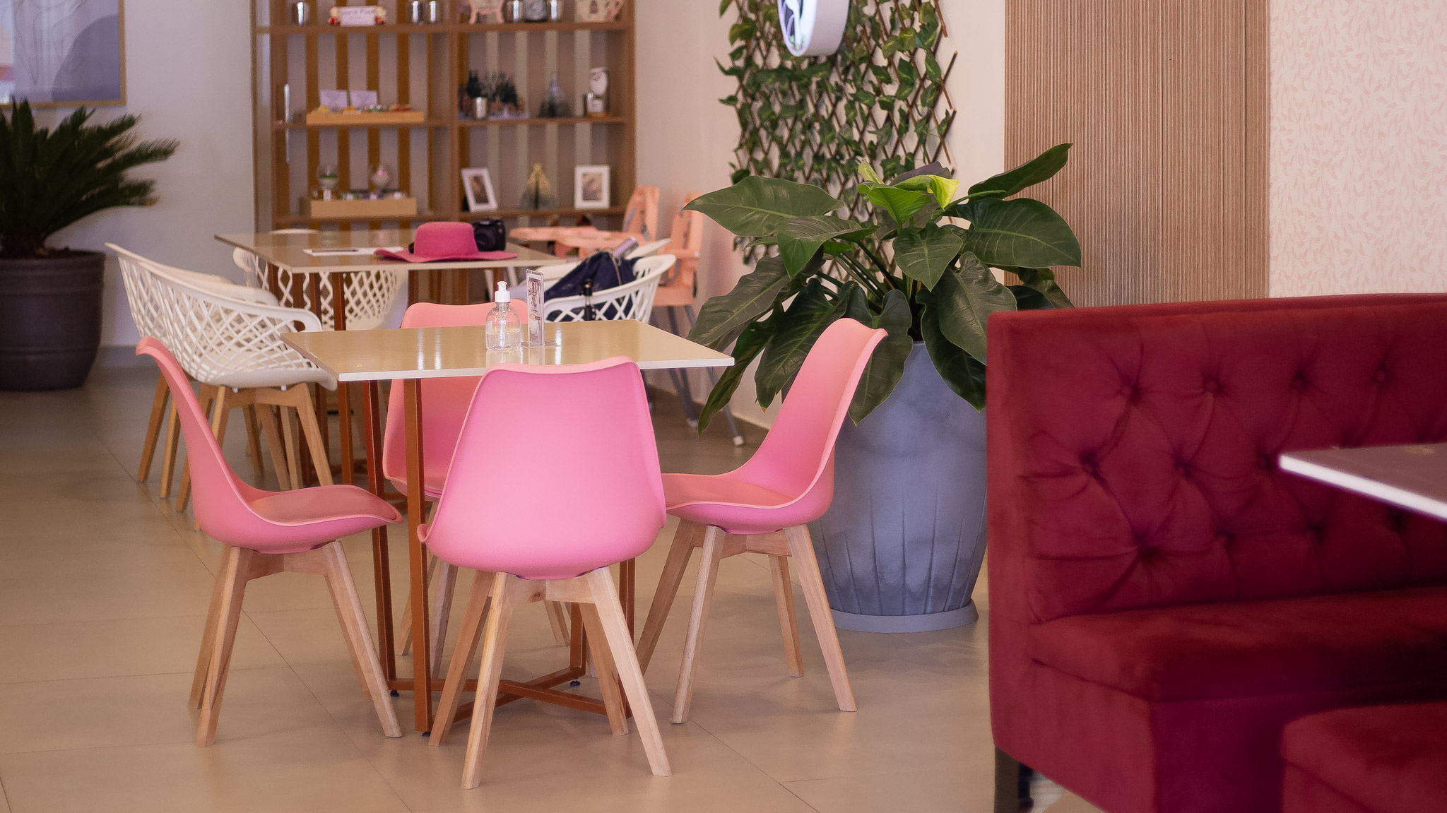 Ambiente romântico e instagramável da Madame Chérie Café