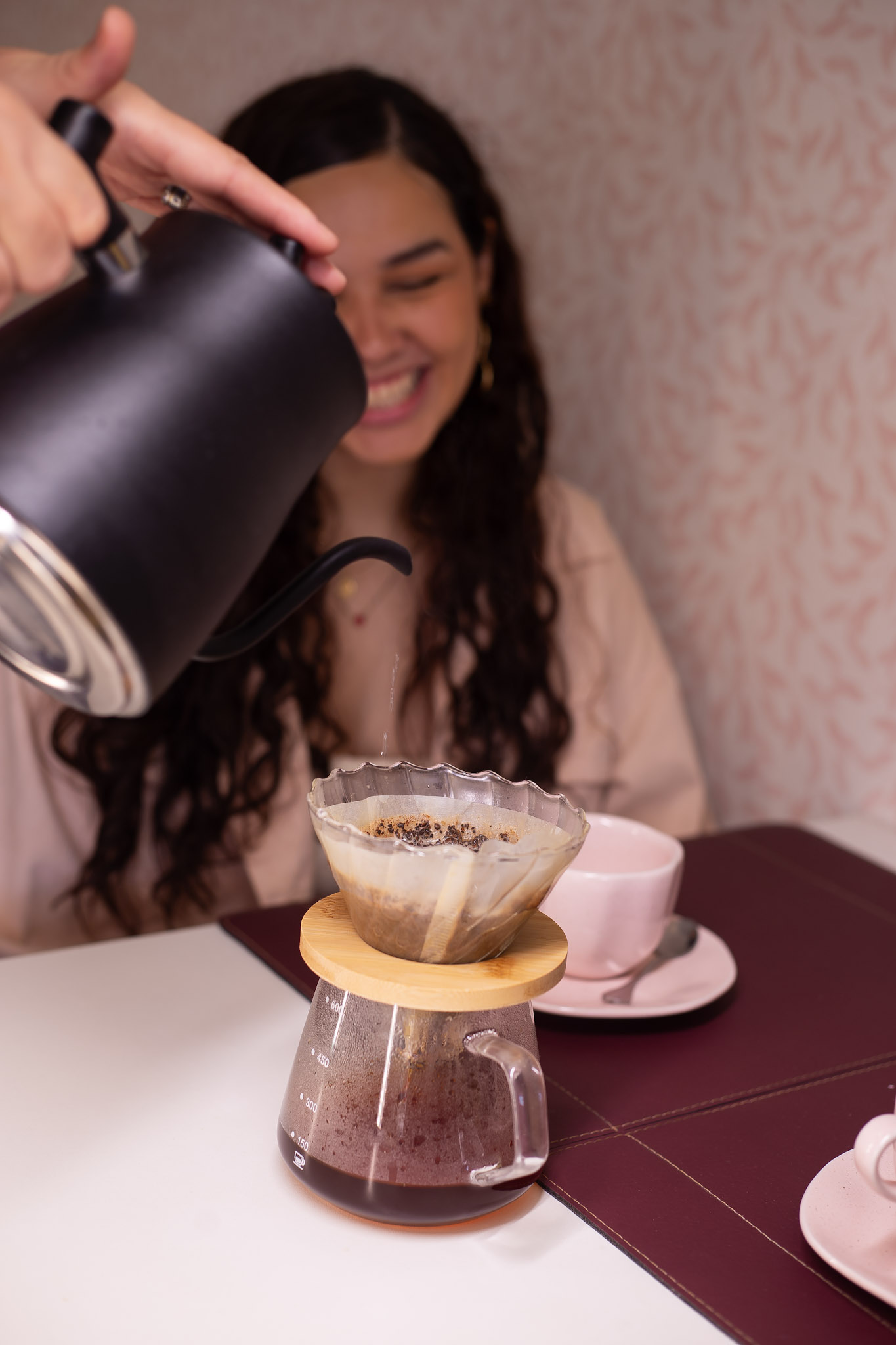 Ambiente romântico e instagramável da Madame Chérie Café